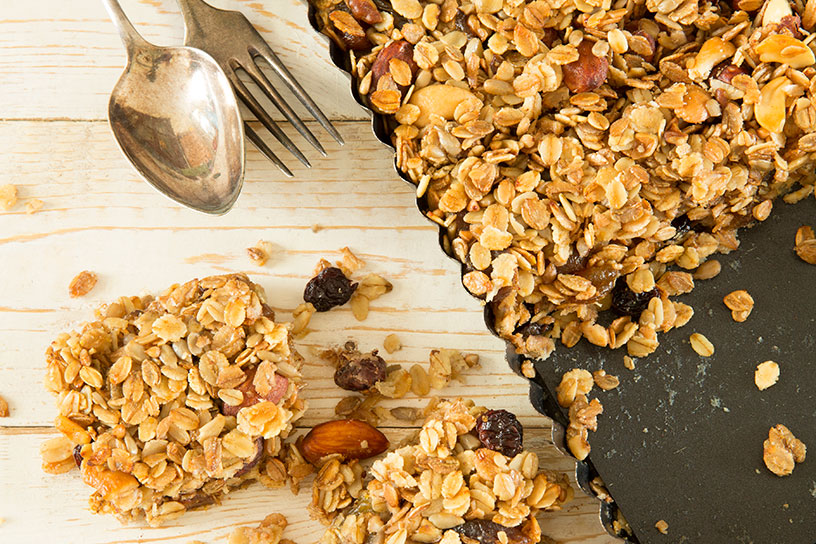 Een schaal vol met muesli en noten 